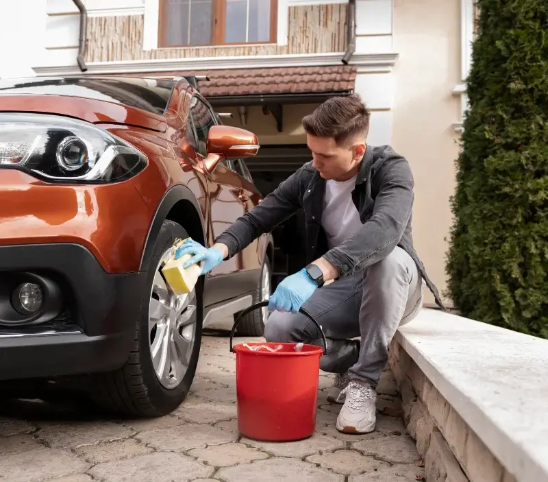 Lavage auto à domicile Saint-Martin-Sepert : professionnel intervenant sur un véhicule